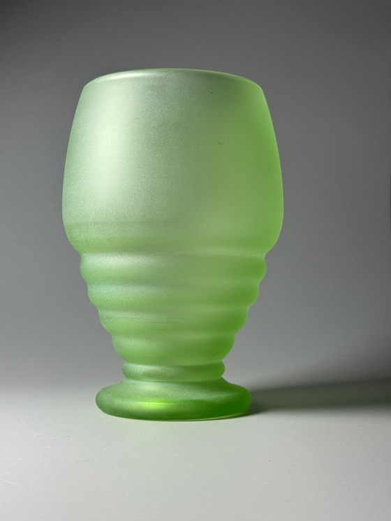 Image 1 of Vaso Art Déco in cristallo all'uranio con base a gradini – Design geometrico satinato – Anni '30