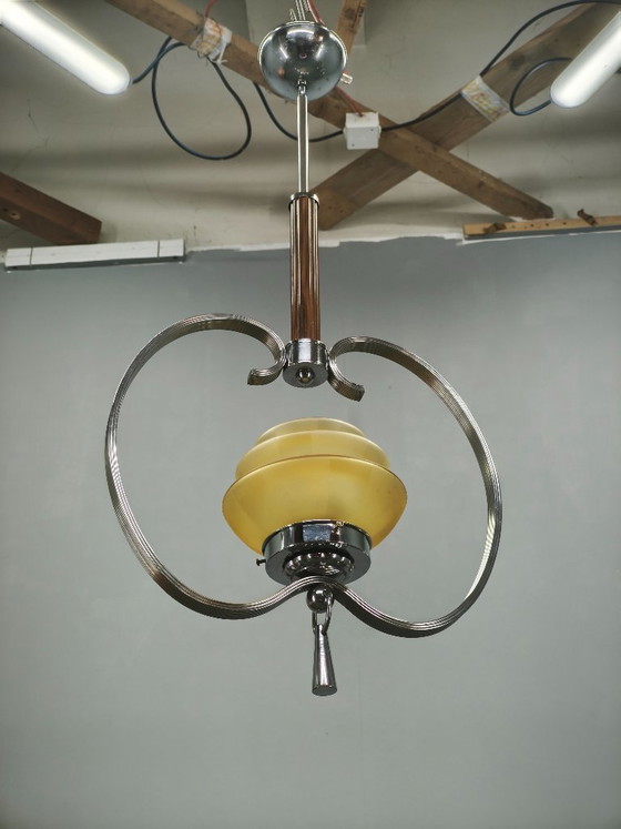 Image 1 of Lampadario ceco Art Déco degli anni '30 in cromo e vetro satinato.