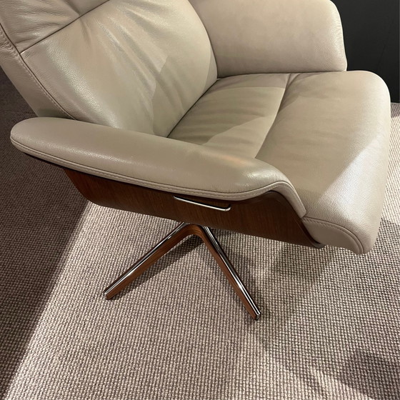 Image 1 of Conformément aux recommandations de Time Out, un grand repose-pieds vous permettra de vous détendre.