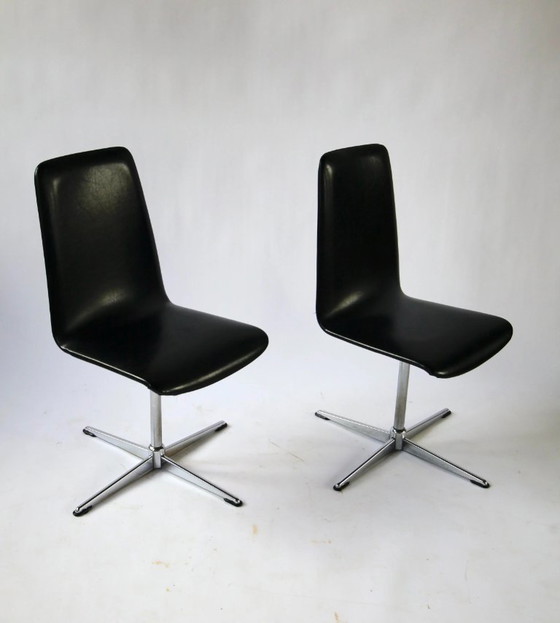 Par de sillas giratorias de vinilo negro, década de 1970. – Sillas de comedor, Skai (photo 3 of 8)