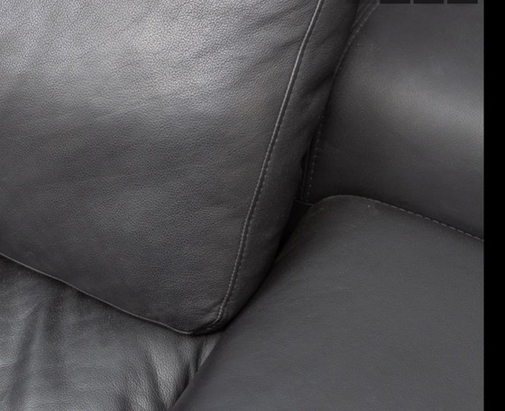 Un generoso divano da 3 a 4 posti, ideale per un interno moderno ed elegante – Divani 3 posti, Pelle (photo 2 of 5)