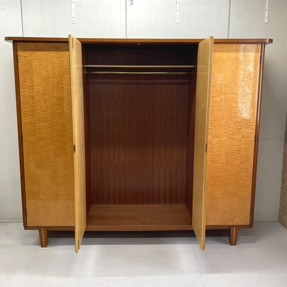 Image 1 of Armadio vintage lucido a 4 ante di metà secolo