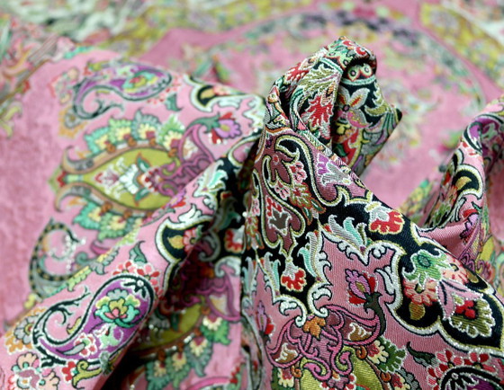 Image 1 of Oosters handgemaakt tafelkleed, zeer fijn vervaardigd uit zijden draden, 100 x 100 cm