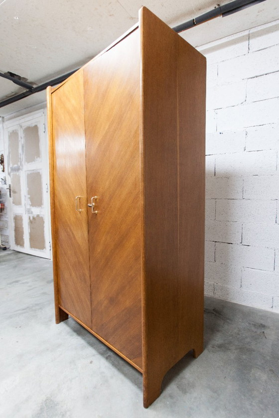 Image 1 of Armoire 1950 Mid-Century-Modern chêne en frisage 2 portes, 2 tiroirs, 4 étagères, 30cm de penderie et miroir 54x18cm