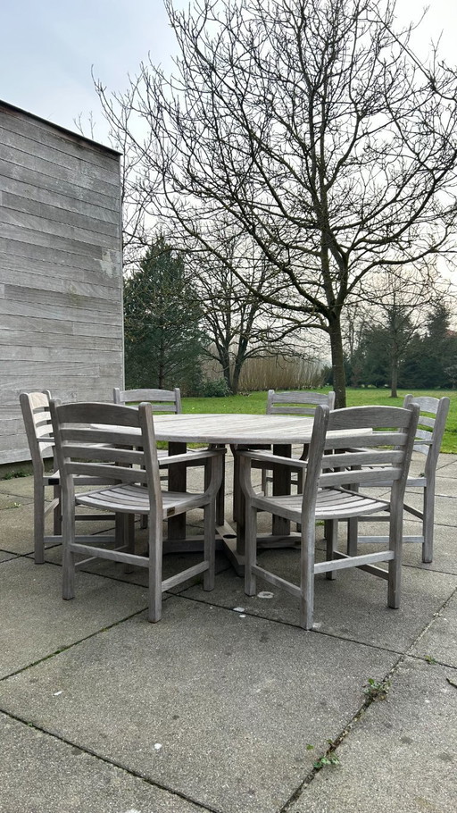 Gloster Gartenmöbel-Set mit 6 Stühlen, kostenlosem Sonnenschirm und Sonnenliege