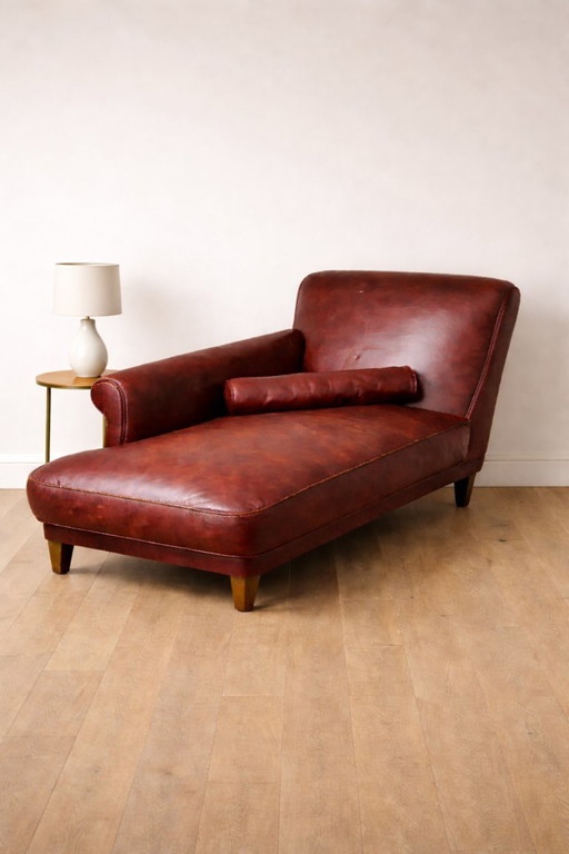 Chaise longue vintage in pelle color bordeaux, stile club di metà secolo.