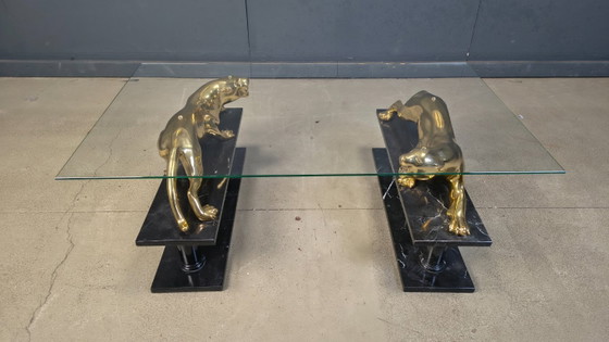 Image 1 of Mesa de centro con forma de jaguar, hecha de latón y mármol, década de 1970.