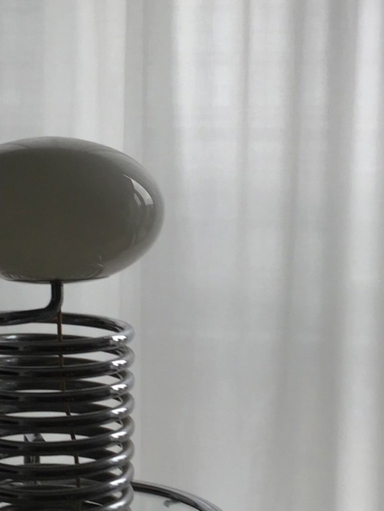 Image 1 of Tafellamp naar een model van Ingo Maurer