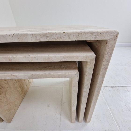 Image 1 of Italienische Beistelltische aus Travertin mit Rillenmuster aus den 1980er Jahren – 3er-Set