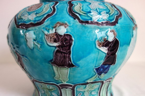 Image 1 of Ein Paar gedeckter Vasen aus Keramik, China, Mitte 20.