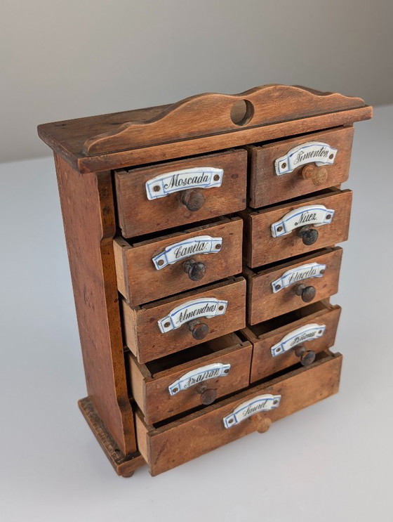 Image 1 of Armoire à épices murale rustique espagnole en bois avec étiquettes en céramique, années 1930