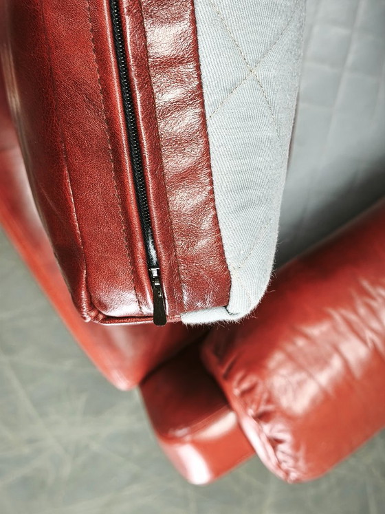 Divano tre posti in pelle rossa danese moderno anni '70, design scandinavo, Divani 3 posti, Legno, Rosso (foto 3 di 15)