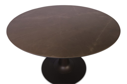 Leolux Columna Circum dining table
