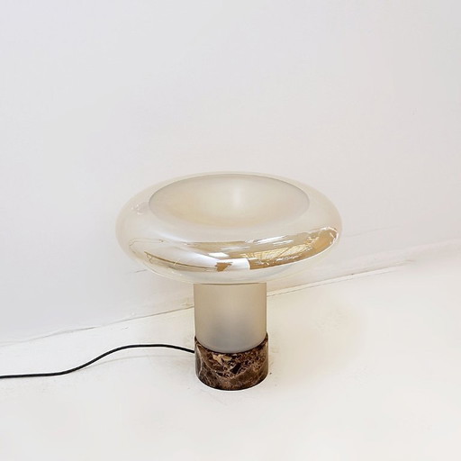 Lámpara de mesa con forma de seta, con base de mármol y pantalla de cristal opalino.