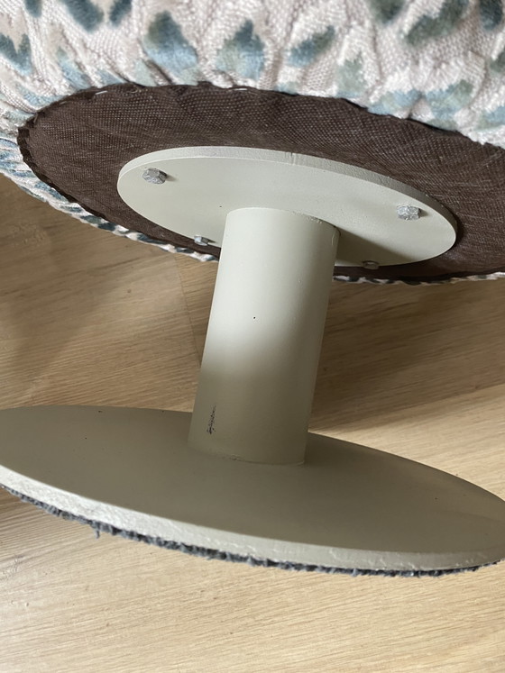 Set Upcycled Unico: Due Poggiapiedi e Pouf Design McDonald's Rivestiti su Base in Acciaio – Handmade, Metal (photo 8 of 10)