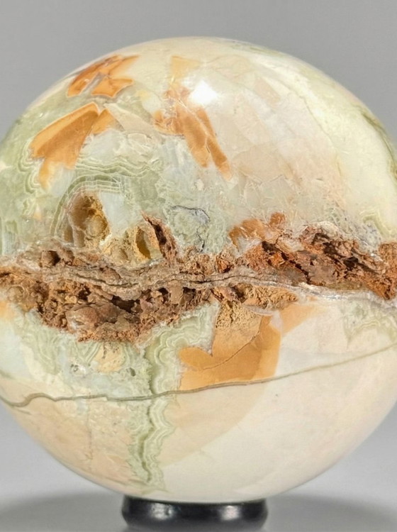 Image 1 of Dekoratives Duo – Gebänderte Kalzitkugel (Marmoronyx) und Kalzitkristall auf Sockeln
