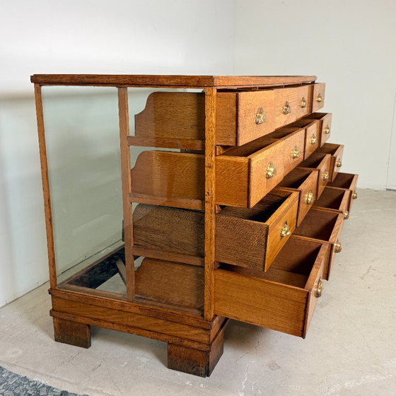 Solid Oak Shop Counter with 16 Drawers & Glass – c. 1940 – Display cabinets, Wood (photo 5 of 15)