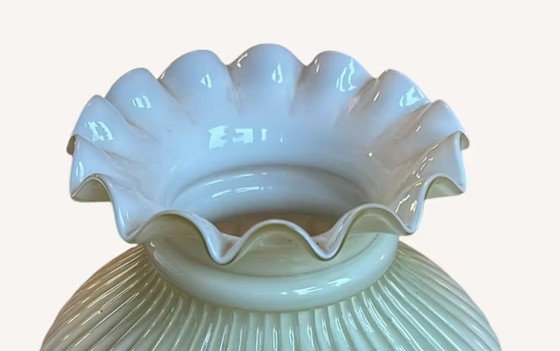 Image 1 of Abat-jour opalin blanc jaunâtre à structure côtelée