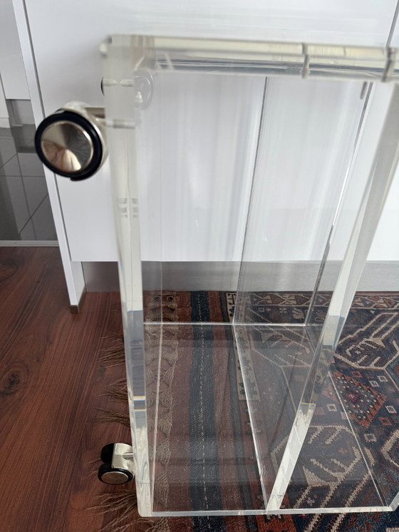 Image 1 of 1 Table d'appoint à roulettes en plexiglas acrylique