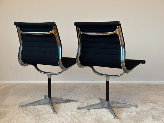 Image 1 of Chaises en aluminium modèle EA 105, conçues par Eames pour Herman Miller, années 1970, lot de 2