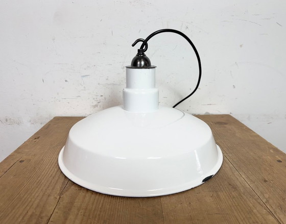 Image 1 of Industriële witte geëmailleerde fabriekshanglamp, jaren 60