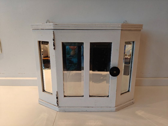 Image 1 of Mobiletto per medicinali in legno d'epoca con ante a specchio