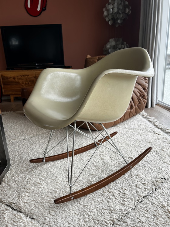 Originele Vitra RAR Rocking Chair Jaren 50 – Schommelstoelen, Fiberglass (photo 4 of 7)