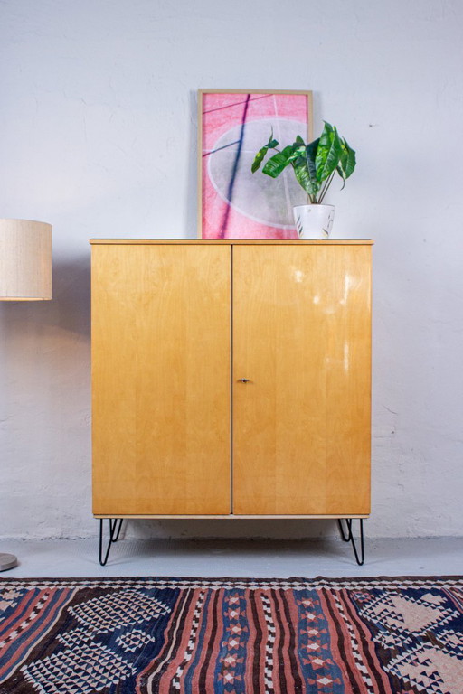 Armario vintage, cómoda, aparador alto, estilo retro de mediados de siglo, años 60.