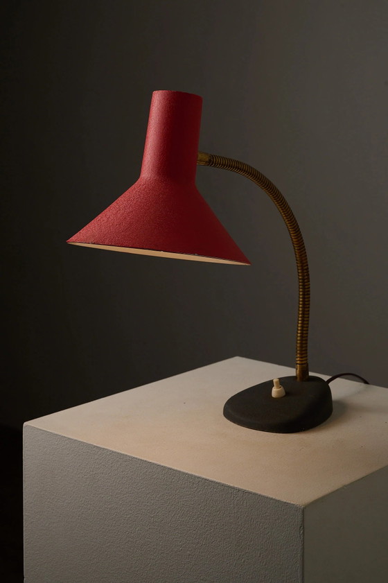 Mid-Century Adjustable Brass and Red Textured Lacquer Table Lamp, Aluminium, Cast Iron, Mid Century Modern (photo 4 of 5)