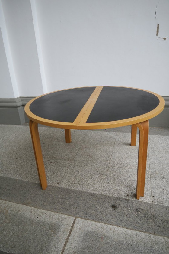 Image 1 of ronde eettafel van Rud Thygesen en Johnny Sorensen voor Magnus Olesen