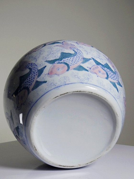 Image 1 of Vaso o pentola cinese d'epoca con coperchio e motivi di carpe koi
