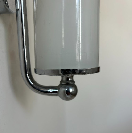 Image 1 of Wandlamp in verchroomd metaal en opaline, Frankrijk 1970