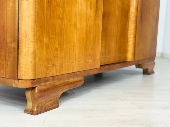 Image 1 of Bellissimo armadio di metà secolo / mobiletto in legno / armadio per la biancheria / armadio da camera da letto vintage