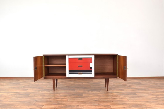 Buffet bas Mid-Century en noyer avec motif peint à la main, années 1960. – Wood (photo 2 of 14)
