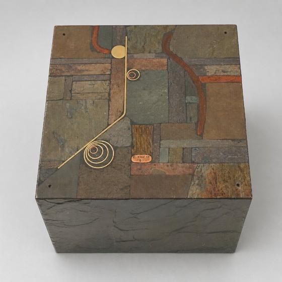 Image 1 of Mesa de centro de diseño exclusivo con base de piedra natural y tablero de cristal orgánico.