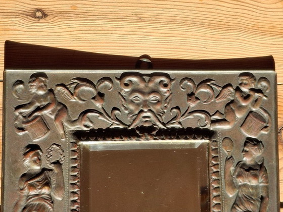 Miroir cadre en laiton repoussé vers 1900, glace biseautée, rare, Métal, Marron, Classicisme (photo 2 sur 11)