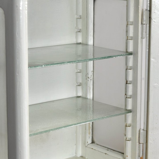 Armadietto a muro bianco con anta in vetro smerigliato, Armadi a muro, Legno, Vintage (foto 5 di 11)