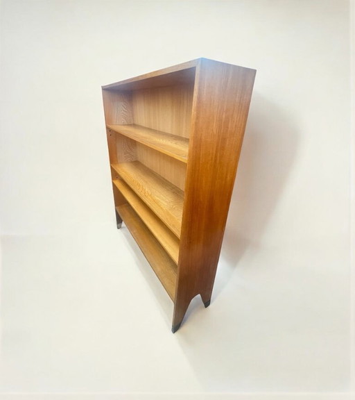 Mid Century Bücherregal konisch zulaufend mit Messingschuhen. Sehr hochwertig verarbeitetes Designstück  der 50er/60er Jahre.