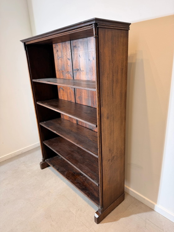 Image 1 of Antieke open boekenkast van massief hout