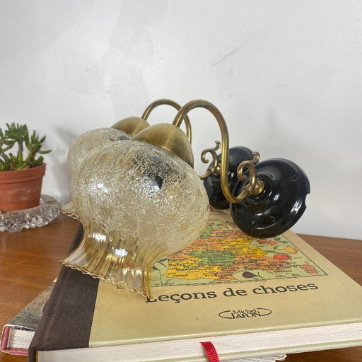Par de apliques de pared antiguos de latón con pantallas de cristal dorado en forma de tulipán. – wandlampen, Glass