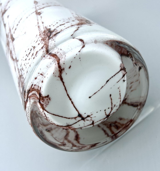 Image 1 of Große Studioglas-Vase – weiß mit rotbrauner Faden-Schmelztechnik