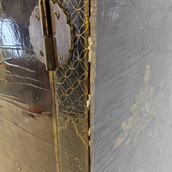 Image 1 of Vintage Chinese kast (rood/goud) traditioneel tafereel bohomian (Aziatische kast) craquelé 