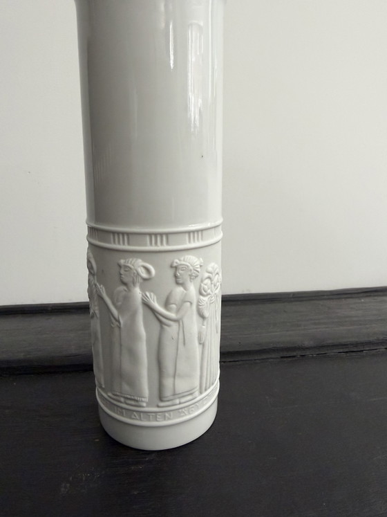 Special KPM Bavaria porcelain vase – “Konzert Im Alten Ägypten” – relief (model 1092/21) (photo 4 of 10)