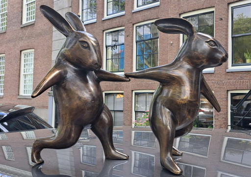 2 lepri che camminano, bronzo