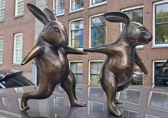 Image 1 of 2 lepri che camminano, bronzo