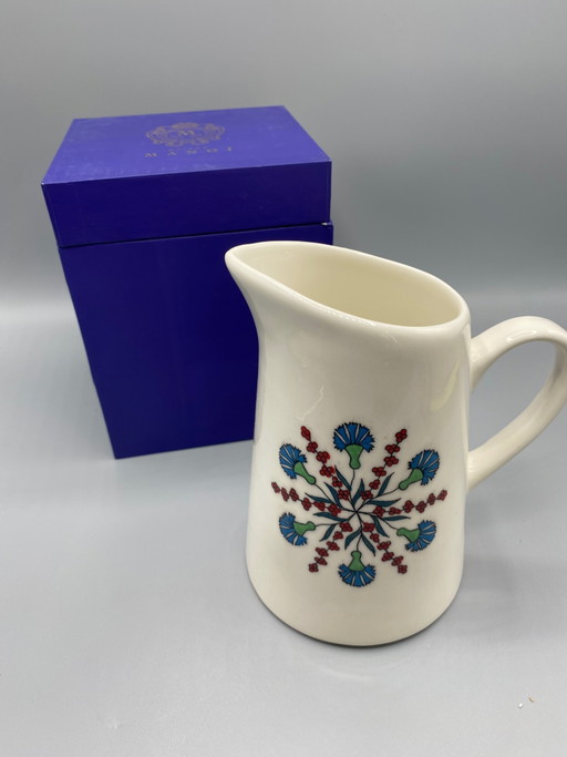 Kan met porseleinen ornamenten – Manoï House – decoratieve objecten, Porcelain, Klassiek