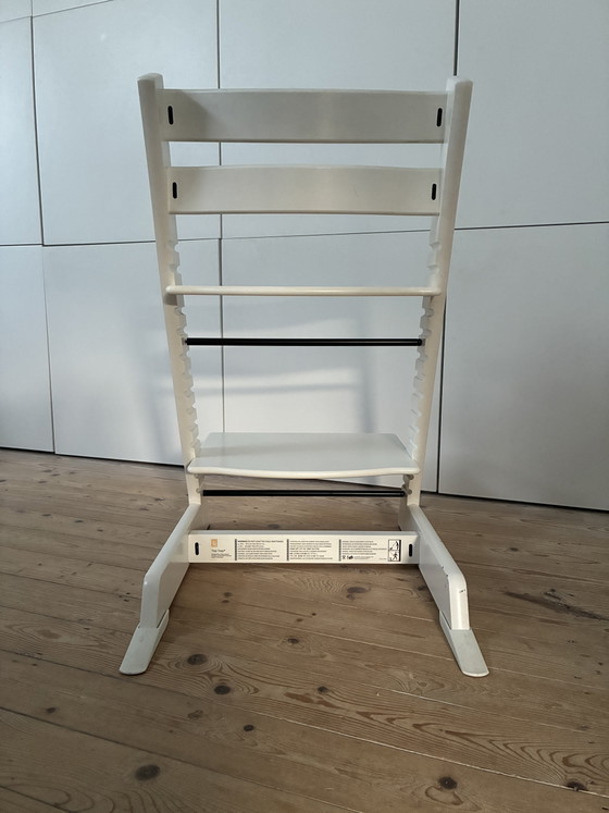 Image 1 of Stokke Tripp Trapp design houten kinderstoel meegroeistoel originele kleur wit 1e eigenaar met glijders
