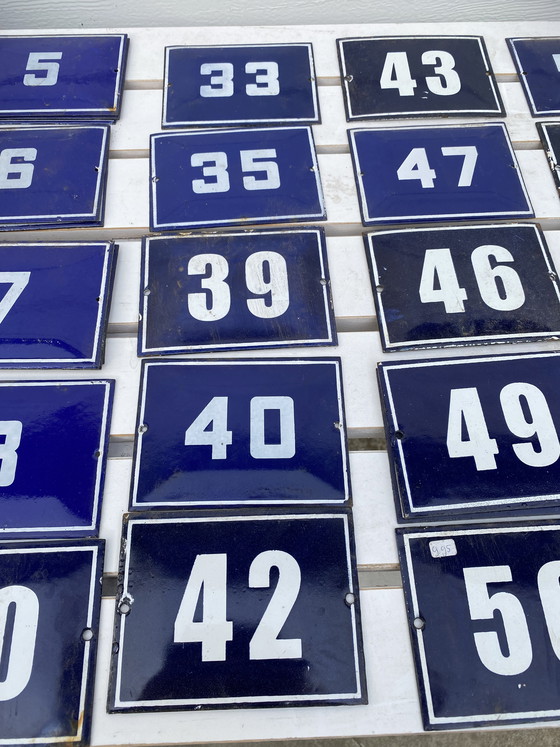 Image 1 of Numéros de maison vintage en émail, 64 pièces
