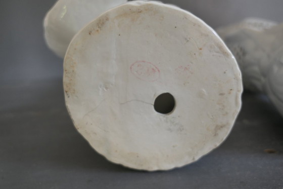 Image 1 of Service à poissons vintage en porcelaine blanche, représentant des carpes koï.