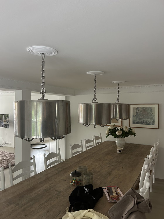 Image 1 of Lampada a sospensione con paralume cilindrico color argento e catena dimmerabile.